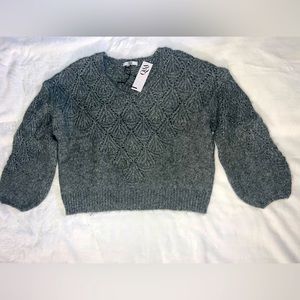 gray women's blouse, for the cold.
49%ACRYLIC
33%POLYESTER/
13%NYLON/
5% WOOL